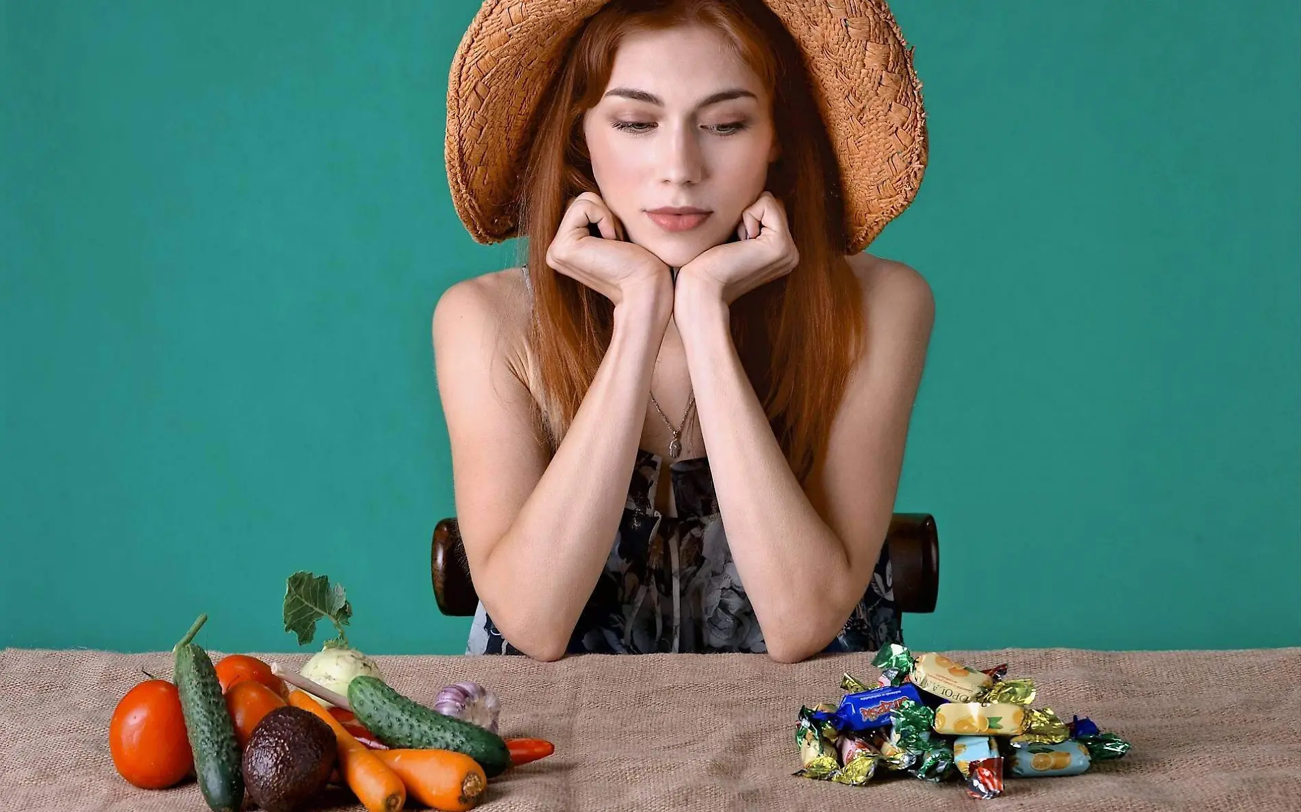 mujer decidiendo qué comer